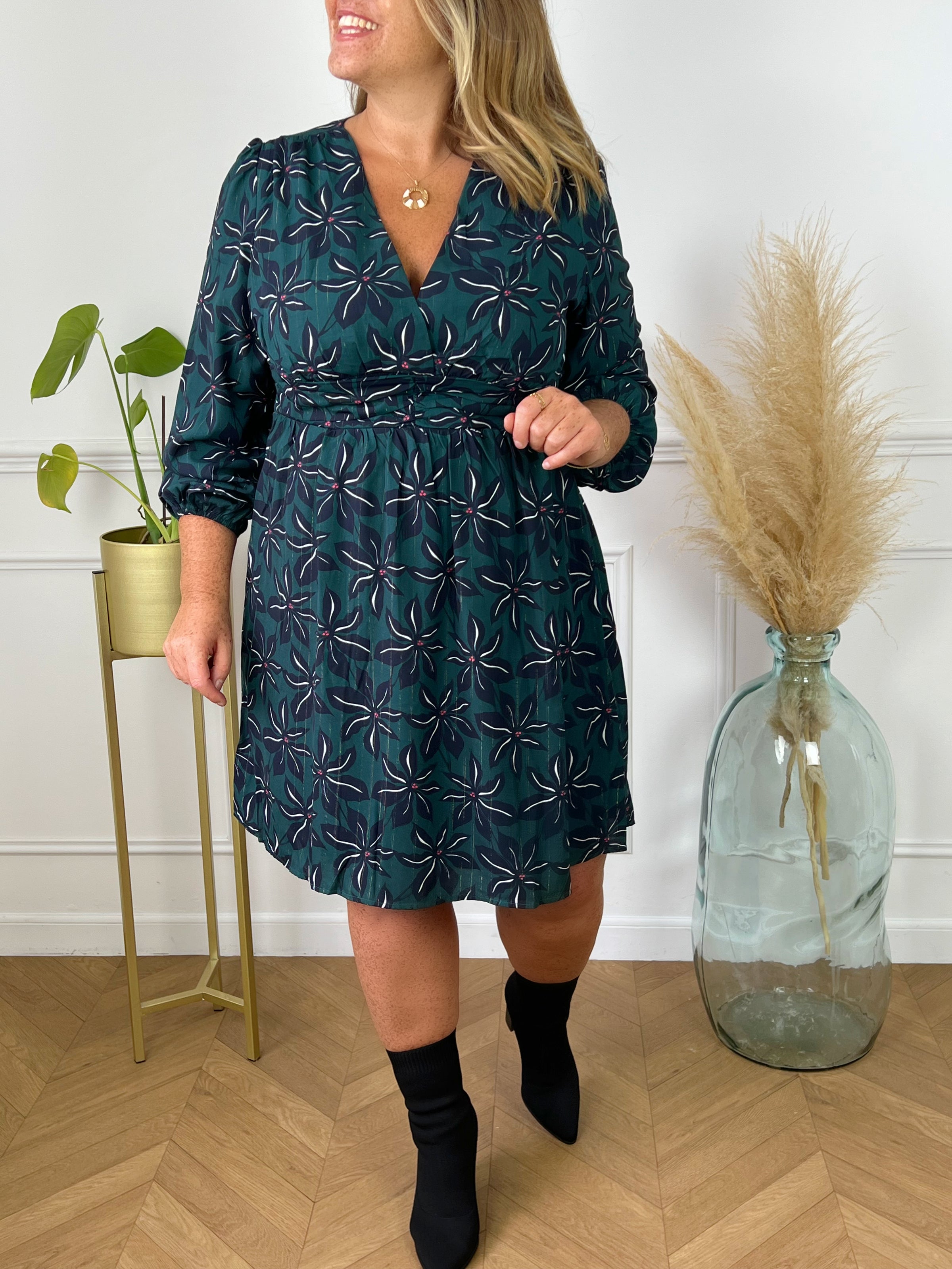 Robe à motif courte grande taille Robe courte à manches longues Col V Elastique à l'arrière au dos et aux poignets Doublée sauf aux manches Fil lurex doré Couleurs : vert, bleu, ecru et rouge Composition : 60% Polyester, 40% Viscose Lavage à la main obligatoire  Made in P.R.C