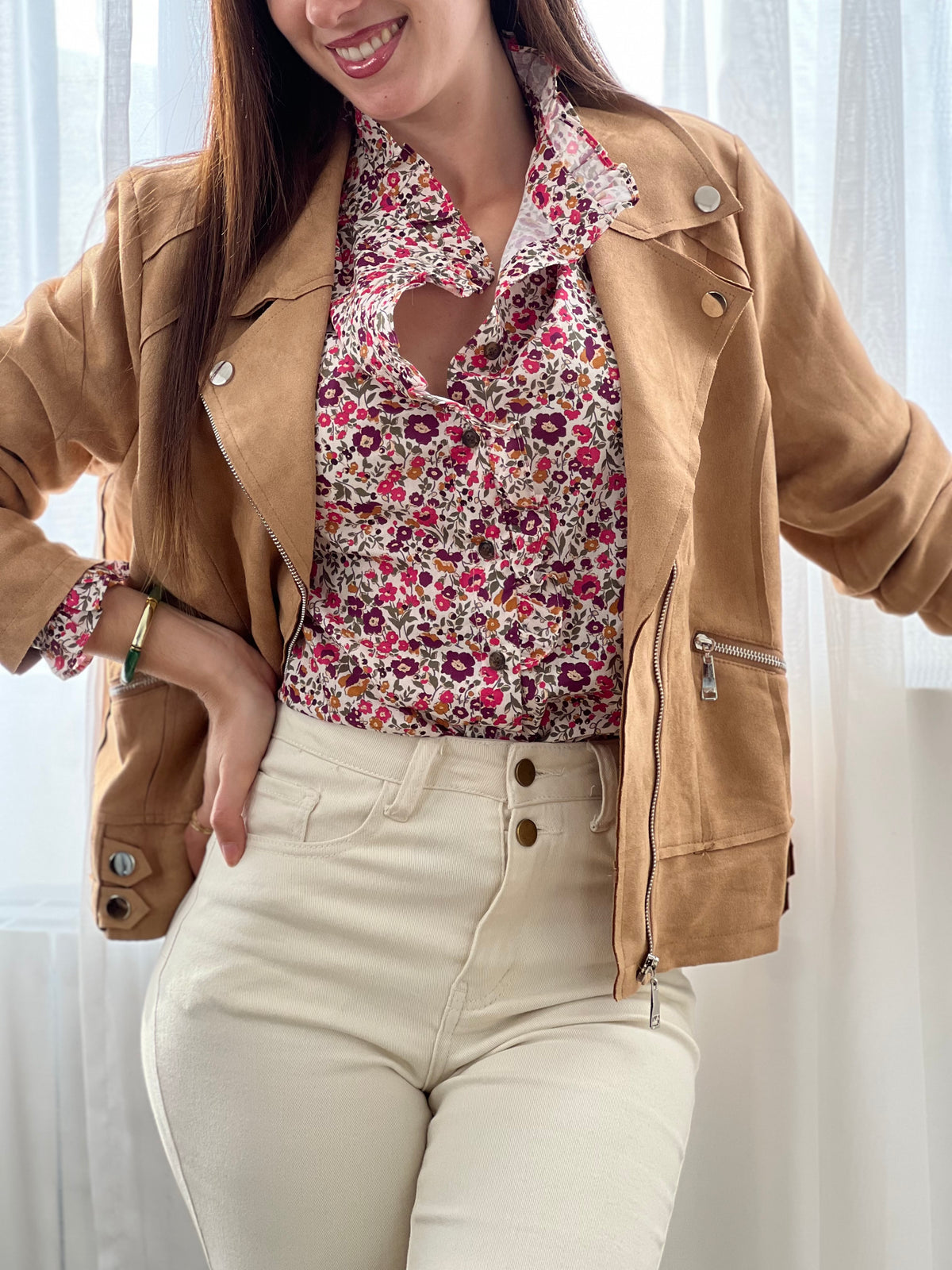 Cette chemise beige "Mia" avec motif floral offre une élégance délicate grâce à ses manches longues et ses volants raffinés au col, sur la longueur et aux manches.