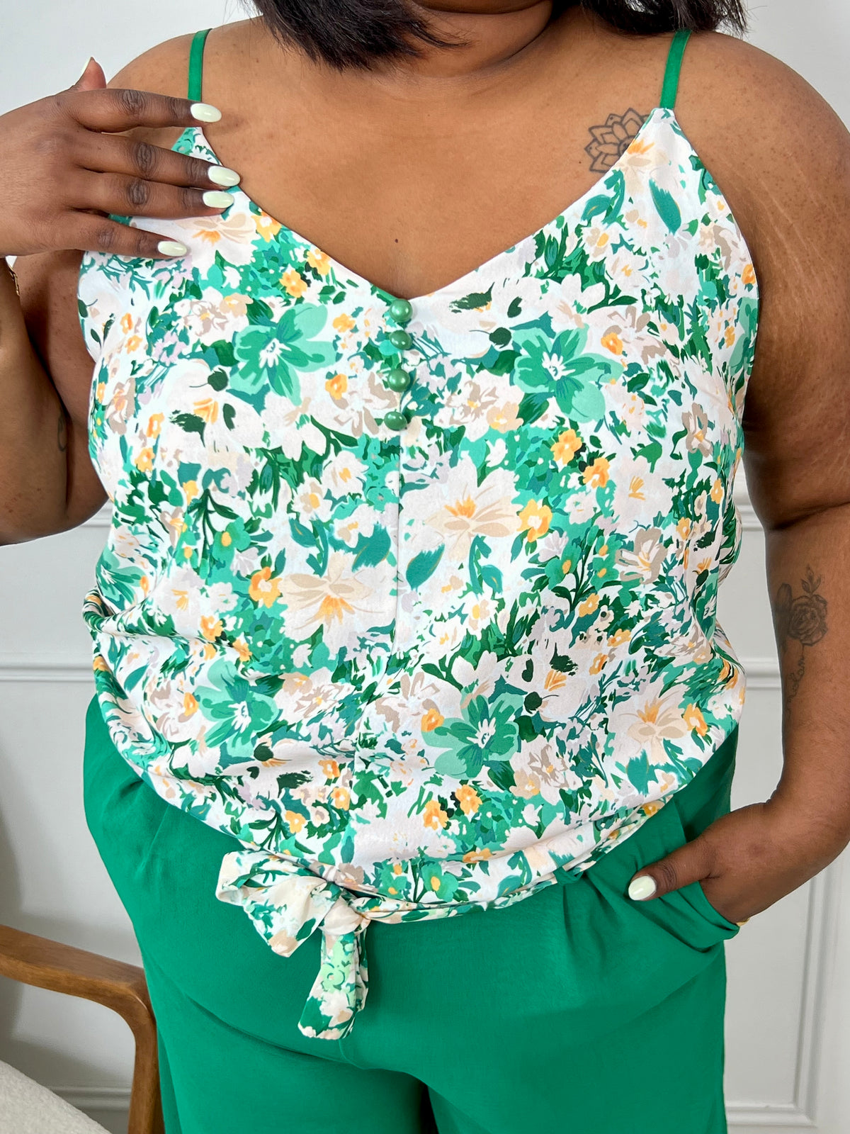 Ce top vdert à bretelles réglables séduit par son élégance discrète et son motif floral délicat dans les tons vert et beige. Léger, féminin et facile à porter, il ajoute une touche romantique à n’importe quelle tenue.