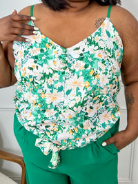 Ce top vdert à bretelles réglables séduit par son élégance discrète et son motif floral délicat dans les tons vert et beige. Léger, féminin et facile à porter, il ajoute une touche romantique à n’importe quelle tenue.