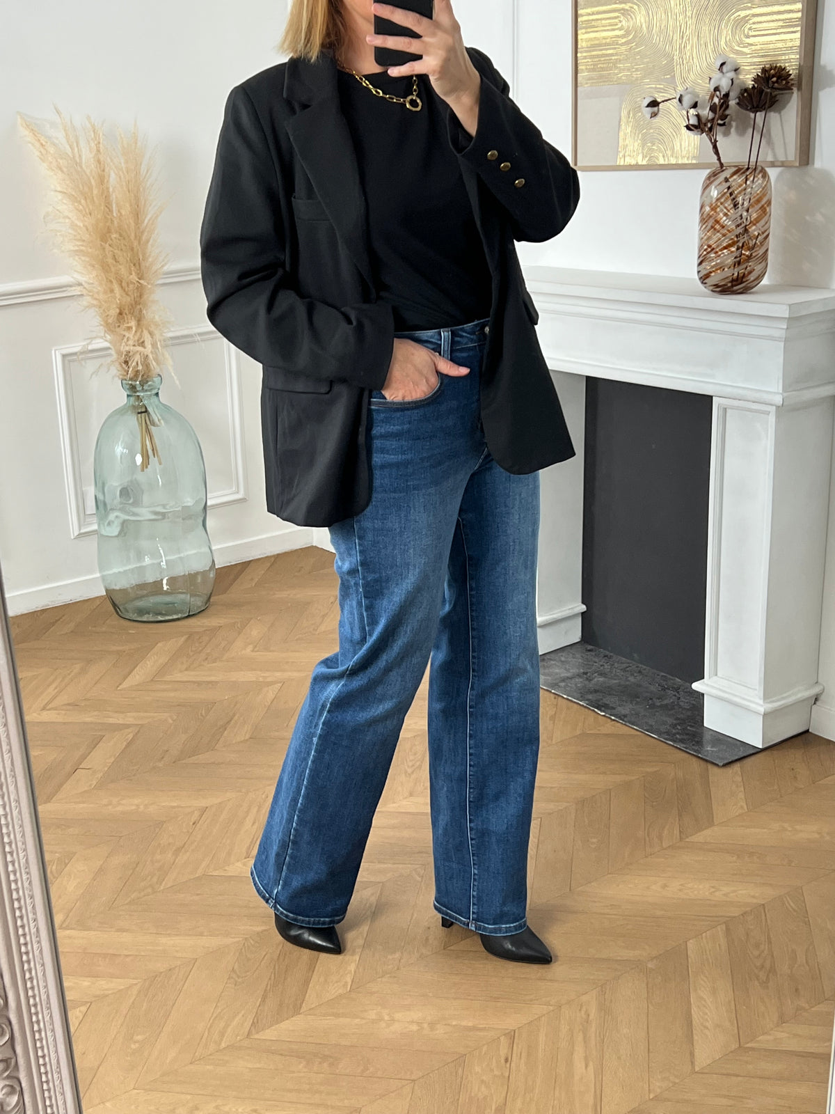 Ce jean bleu jambe large Tall est spécialement conçu pour les femmes grandes, offrant une coupe élégante et confortable. Il dispose de deux poches à l'avant et à l'arrière pour ranger vos essentiels, ainsi qu'une fermeture éclair avec bouton pour un ajustement facile.&nbsp;