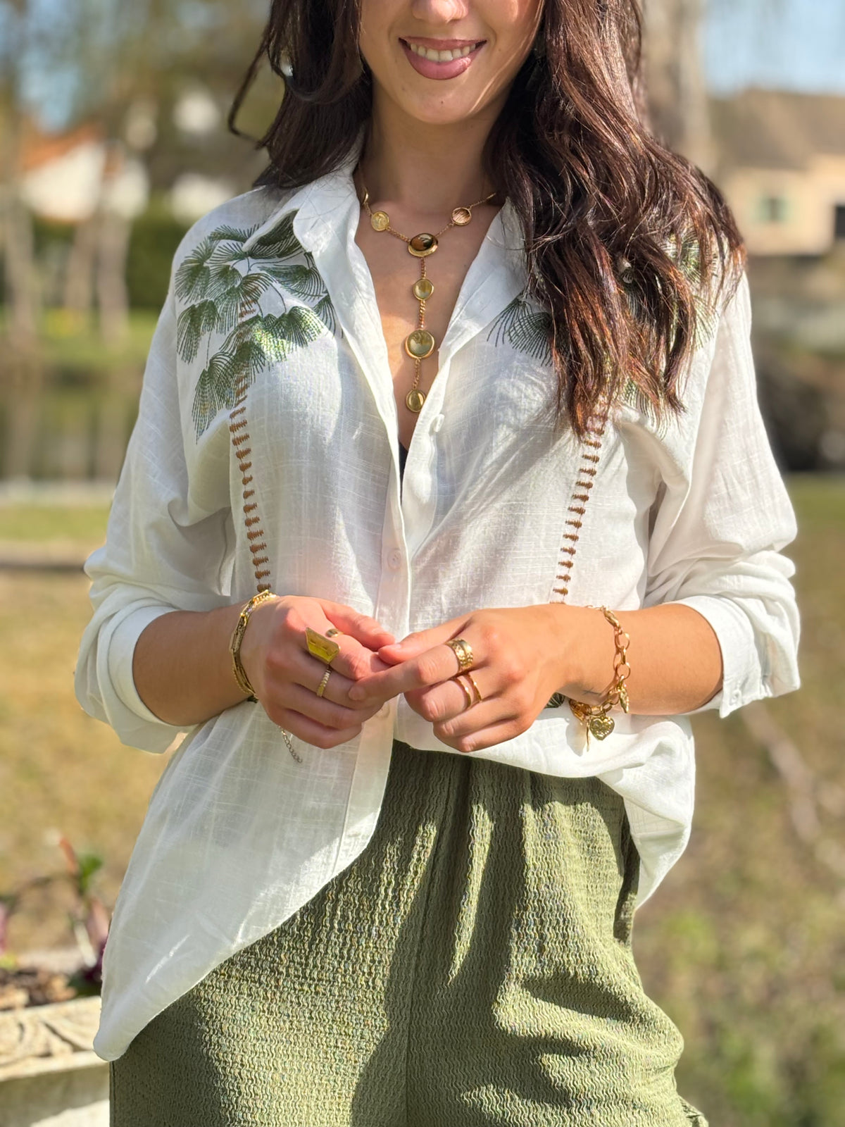 La chemise Paloma en motifs palmiers est une pièce légère et confortable pour femmes. Avec ses manches longues et son col chemise, elle offre un style élégant. Les boutons sur la longueur et aux manches ajoutent une touche de praticité. Cette chemise vous transportera vers un paradis tropical.