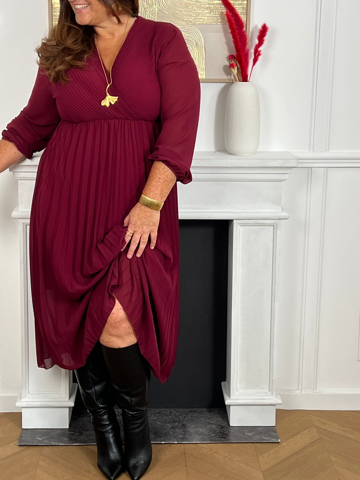 Sa coupe longue et ses manches longues en font une pièce intemporelle, parfaite pour toutes les occasions. Son design plissé offre une touche d'élégance et flatte toutes les silhouettes. Ajoutez cette robe à votre collection pour un style distingué et polyvalent !