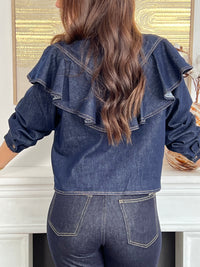 Chemise courte bleu brut pour femme, confectionnée en 100 % coton pour un confort naturel. Dotée de manches longues, d’un col chemise et de jolis volants sur le devant, elle offre un style à la fois féminin et moderne. Ses boutons ton sur ton et ses coutures camel apportent une touche raffinée et tendance.