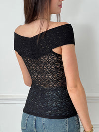 Ce magnifique top noir en dentelle Sixtine est l'ultime pièce à ajouter à votre garde-robe cet été. Sans manches et légèrement élastique, il offre un confort optimal tout en ajoutant une touche de féminité grâce à son col bateau.&nbsp;