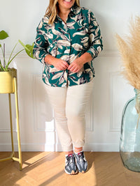 CHEMISE FEMME GRANDE TAILLE VERTE Chemise manches longues Boutons sur le devant Couleurs : vert, beige, écru et noir Fluide À motifs Composition : 100% Polyester Lavage et entretien : main obligatoire