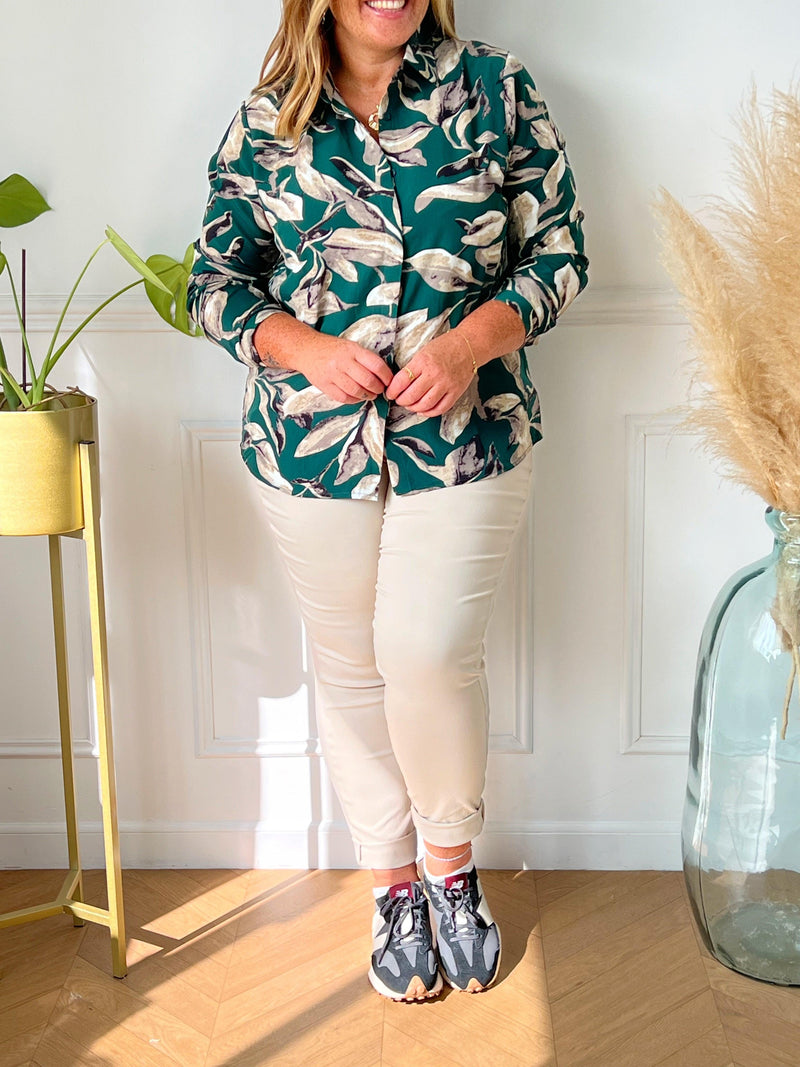 CHEMISE FEMME GRANDE TAILLE VERTE Chemise manches longues Boutons sur le devant Couleurs : vert, beige, écru et noir Fluide À motifs Composition : 100% Polyester Lavage et entretien : main obligatoire