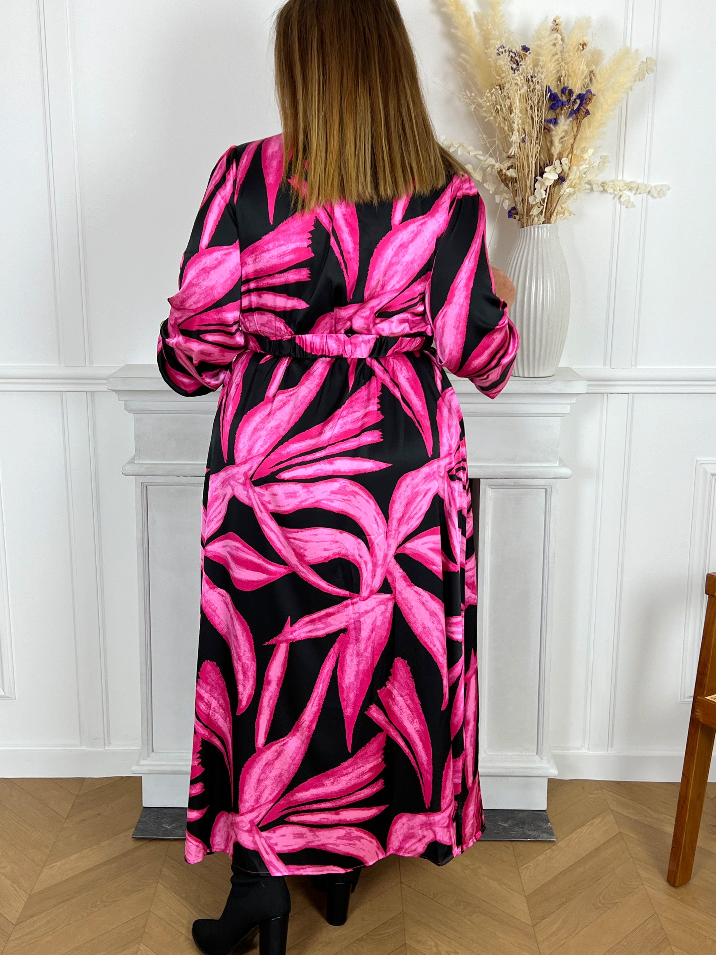 Robe longue grande taille femme Robe longue à manches longues Cache cœur Elastiquée à la taille et aux poignets Ceinture amovible Couleurs : noir et rose Composition : 100% Polyester Lavage à la main obligatoire Made in RPC