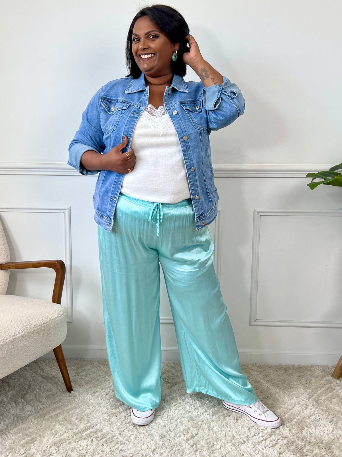 Restez au top de la mode avec notre Veste en jean bleu clair de grande taille "Mya" ! Avec ses manches longues, son col chemise et ses boutons sur la longueur et aux manches, cette veste vous offre un style décontracté mais tendance. Ses 2 poches latérales et 2 poches à la poitrine vous permettent de garder vos essentiels à portée de main. Soyez à l'aise et stylé avec Mya !