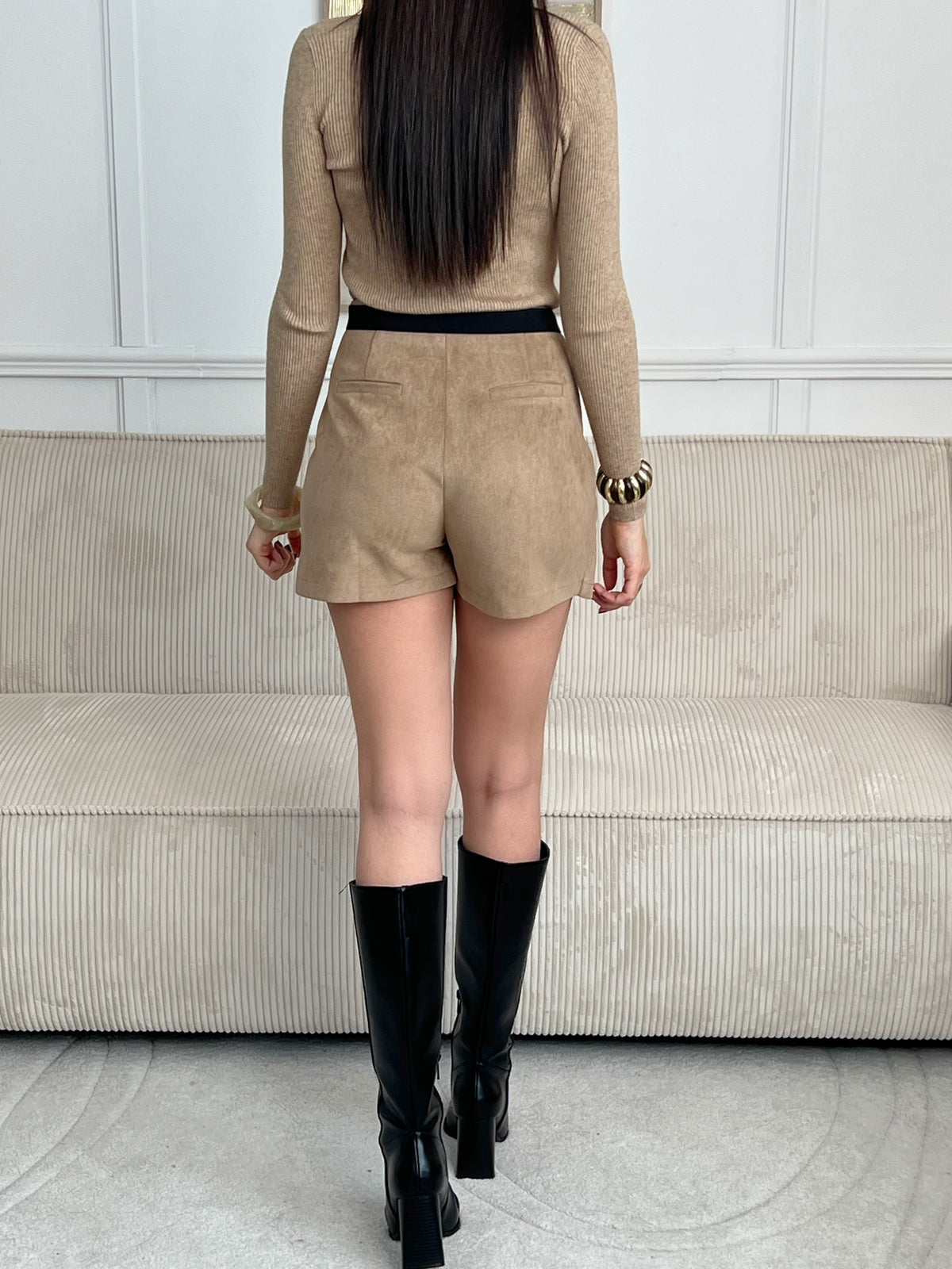 Confortable et élégant, ce gilet stretch taupe à manches longues épouse délicatement la silhouette. Une pièce douce et polyvalente, parfaite pour un look chic et décontracté au quotidien.