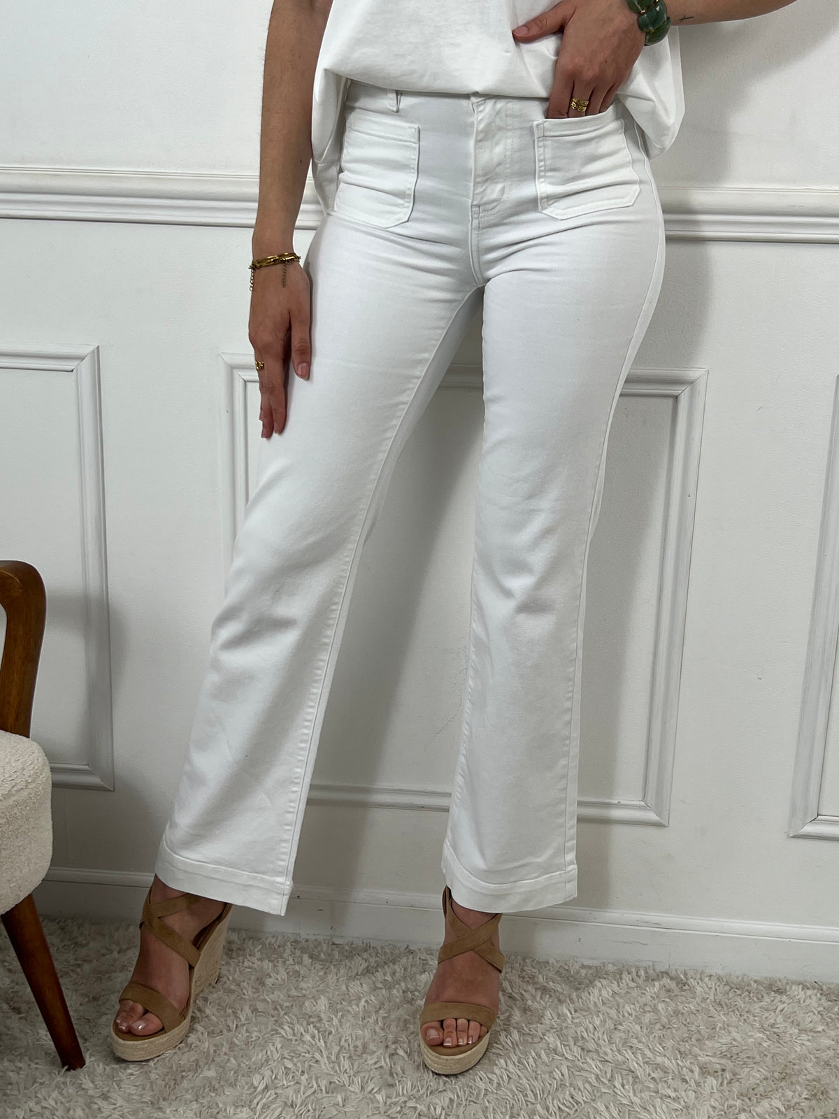 Un incontournable du dressing : ce jean blanc au style épuré sublime toutes les silhouettes. Ses poches avant discrètes ajoutent une touche pratique sans compromettre l’élégance. À porter sans modération, de jour comme de nuit.&nbsp;