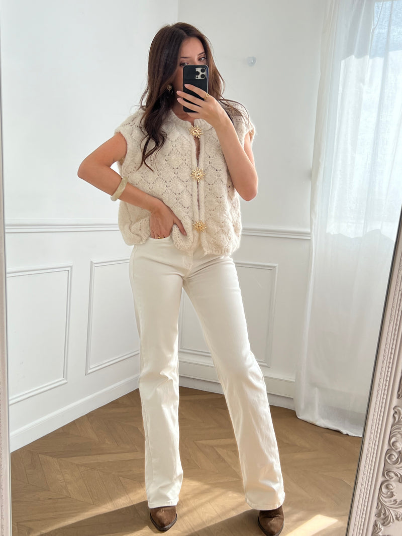 Ce jean écru Tall Lina, taille haute et extra long, est conçu pour sublimer votre silhouette. Il offre un confort optimal avec ses deux poches arrière, deux poches latérales et ses passants pour ceinture, parfait pour un style à la fois pratique et élégant.