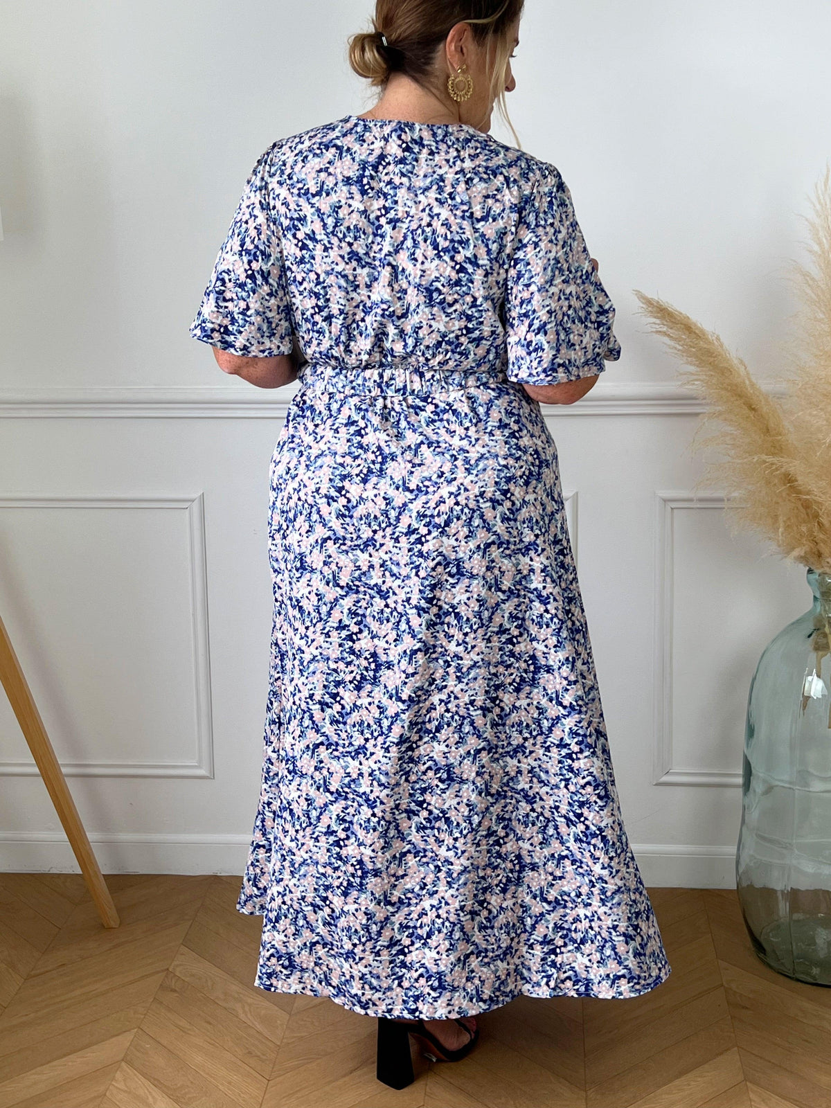 Robe longue colorée à motifs grande taille Robe longue manches courtes Col cache cœur Ceinture amovible Elastique à la taille Couleurs : bleu, vert, blanc et rose Composition : 100% Polyester Lavage à la main obligatoire Fabriqué en P.R.C