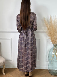 Robe longue violette avec motifs femme Robe manches longues Elastique à la taille au dos et aux poignets Col V avec boutons Doublée sur le bas jusqu'à mi- longueur et au niveau de la poitrine Détails brillants fil lurex argenté Fente sur l'avant Couleurs : violet, marron et écru Composition : 100% Polyester Lavage à la main recommandé
