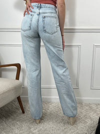 Ce jean tall bleu clair allonge la silhouette avec élégance. Sa coupe pensée pour les grandes vous assure un tomber parfait, tandis que sa teinte lumineuse apporte une touche de fraîcheur à toutes vos tenues.