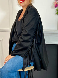 Cette veste noir en effet daim, ornée de franges au dos et aux manches, offre un style unique. Ses manches longues et ses poches latérales pratiques allient élégance et confort, idéale pour les grandes tailles.