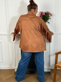 Cette veste camel en effet daim, ornée de franges au dos et aux manches, offre un style unique. Ses manches longues et ses poches latérales pratiques allient élégance et confort, idéale pour les grandes tailles.