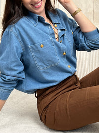 La chemise Olaya en denim bleu allie style et praticité. Avec ses manches longues, son col chemise et ses deux poches poitrine, elle s'adapte à tous vos looks. Les boutons dorés ajoutent une touche d'élégance à ce basique incontournable.