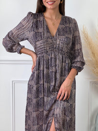 Robe longue violette avec motifs femme Robe manches longues Elastique à la taille au dos et aux poignets Col V avec boutons Doublée sur le bas jusqu'à mi- longueur et au niveau de la poitrine Détails brillants fil lurex argenté Fente sur l'avant Couleurs : violet, marron et écru Composition : 100% Polyester Lavage à la main recommandé