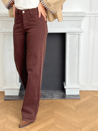 Le jean qui allonge la silhouette.
Avec sa coupe tall et sa teinte marron élégante, il s’adapte à toutes tes envies, casual ou chic.