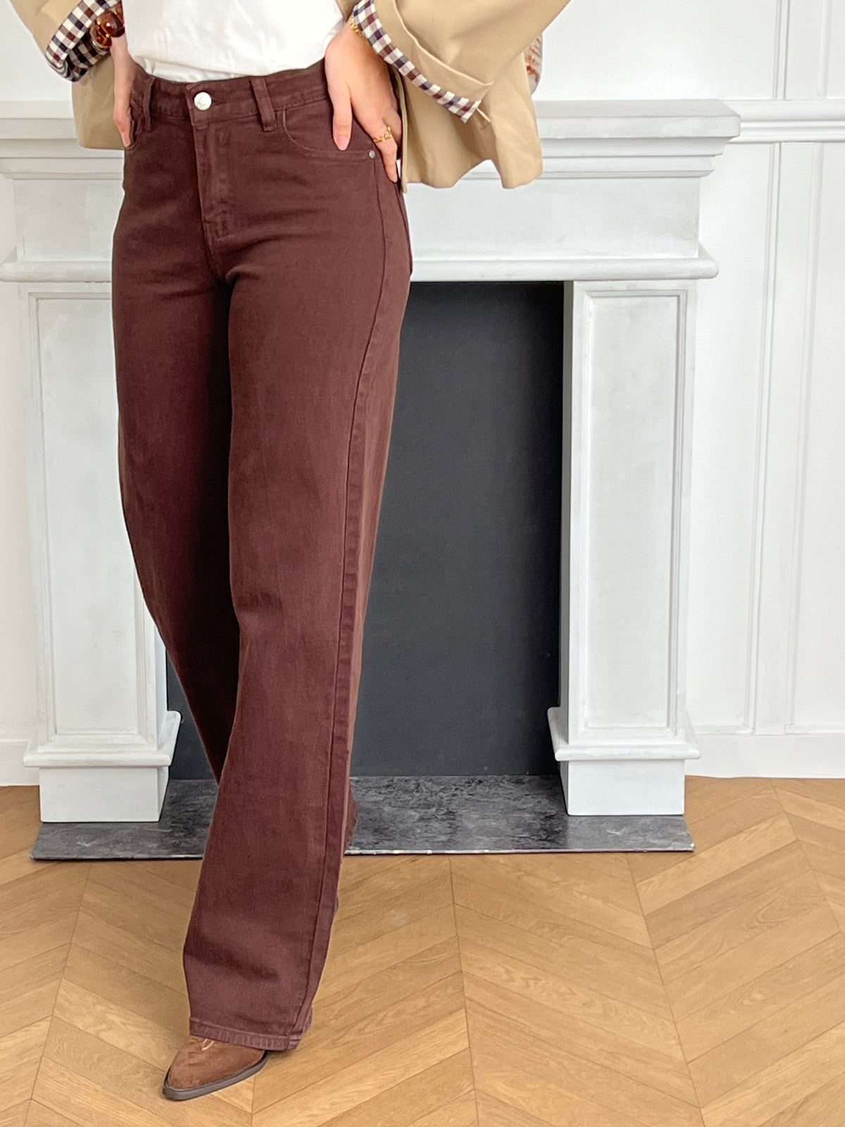 Le jean qui allonge la silhouette.
Avec sa coupe tall et sa teinte marron élégante, il s’adapte à toutes tes envies, casual ou chic.