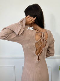 La robe longue beige Esther est un mariage parfait de chic et de confort. Avec ses manches longues et son col rond, elle assure une élégance intemporelle. Mais le dos nu avec lacets croisés et les volants aux manches et au bas de la robe ajoutent une touche ludique et originale. Soyez prête à faire tourner les têtes avec cette robe unique !