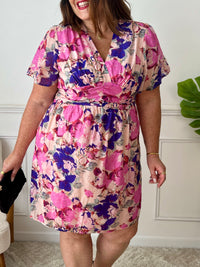 Féminine et pleine de peps, cette robe courte violette à motifs est cintrée à la taille pour sublimer la silhouette. Sa coupe élégante et son imprimé vibrant en font une pièce idéale pour apporter couleur et fraîcheur à votre look.