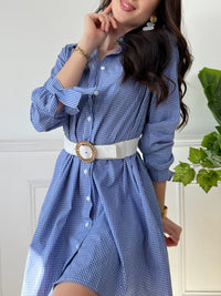 Cette robe chemise à carreaux bleue est un must-have pour une tenue à la fois décontractée et élégante. Les manches longues et le lien de serrage aux manches ajoutent une touche de sophistication, tandis que le col chemise et les boutons sur la longueur apportent une touche de style. Parfaite pour toutes les occasions, cette robe vous accompagnera avec confort et style.