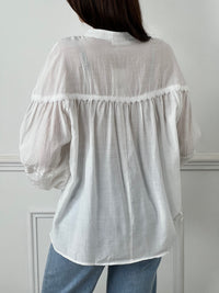 Cette blouse écrue Auriola apporte une touche de sophistication à votre garde-robe avec son élégante broderie et son col rond. Les manches longues et les poignets élastiques offrent un confort incomparable, tandis que les boutons sur le devant ajoutent une touche de style.