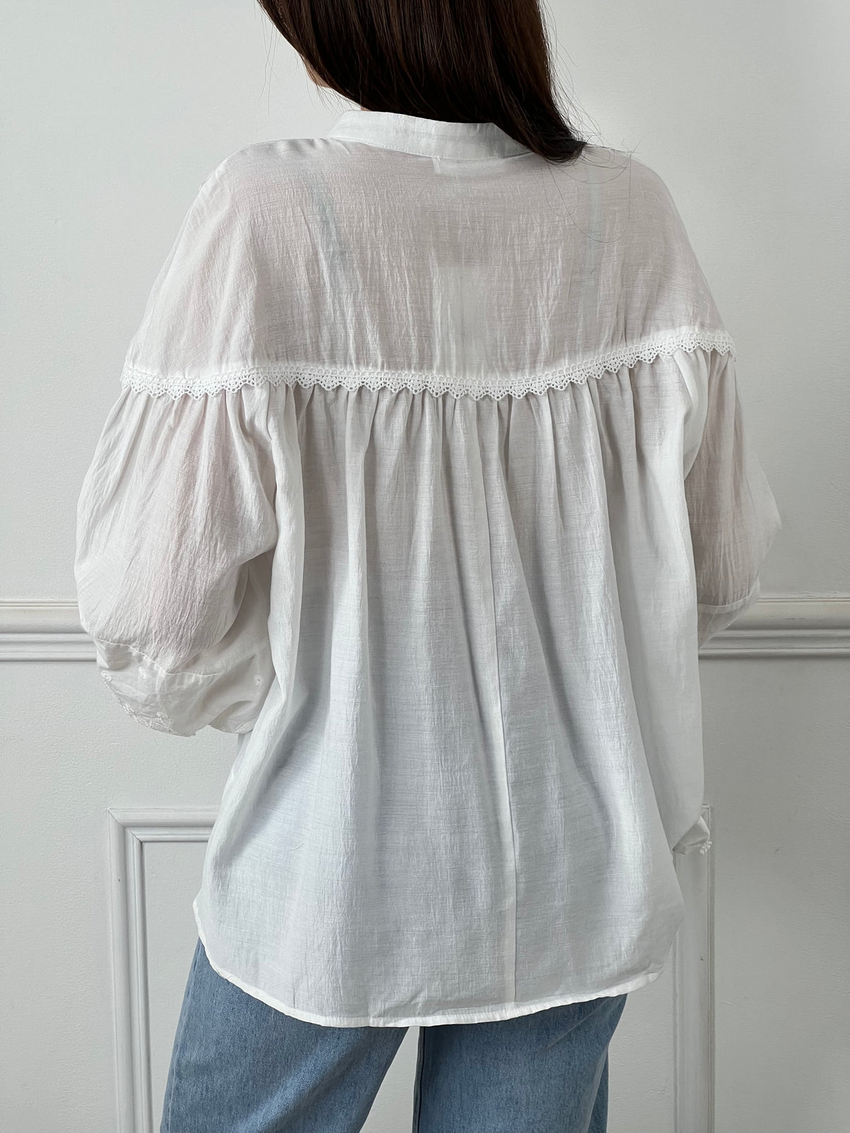 Cette blouse écrue Auriola apporte une touche de sophistication à votre garde-robe avec son élégante broderie et son col rond. Les manches longues et les poignets élastiques offrent un confort incomparable, tandis que les boutons sur le devant ajoutent une touche de style.
