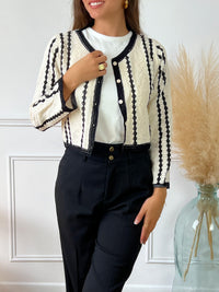 Gilet court en macramé noir et écru Manches longues Col rond Boutons sur la longueur Couleurs : écru et noir Composition : 100% Coton Made in P.R.C
