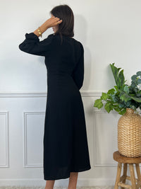 Plongez dans l'élégance avec notre robe longue noire Rosalie. Les manches longues et le col carré ajoutent une touche moderne, tandis que les volants au niveau de la poitrine offrent une allure féminine.