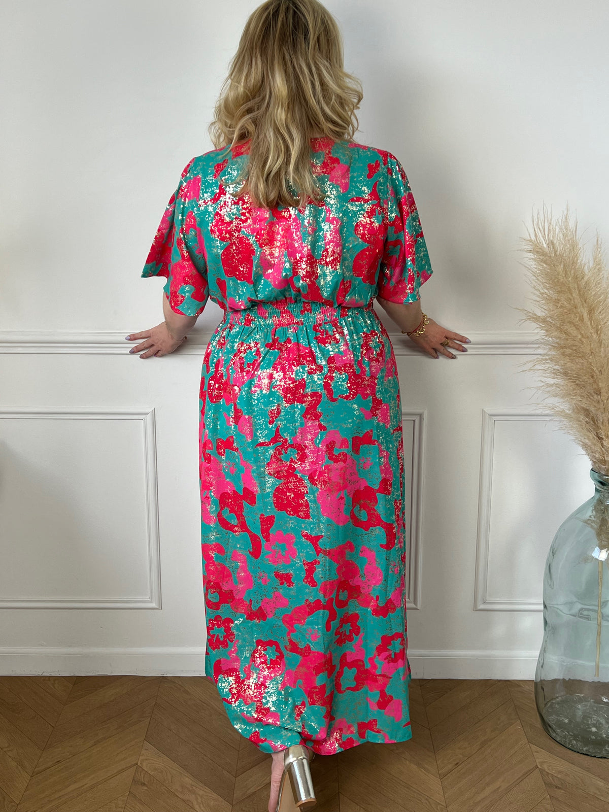 Plongez dans un tourbillon de couleurs avec cette robe vibrante, mêlant des tons de vert, de rose et de rouge. Sa palette audacieuse évoque la joie et la vitalité, tandis que sa coupe flatteuse met en valeur votre silhouette avec élégance.