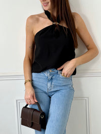 Le détail doré au col ajoute une touche chic, tandis que le dos nu élastique et le col montant apportent une touche de sensualité. Sans manches, ce top est idéal pour les journées ensoleillées ou les soirées en ville.&nbsp;