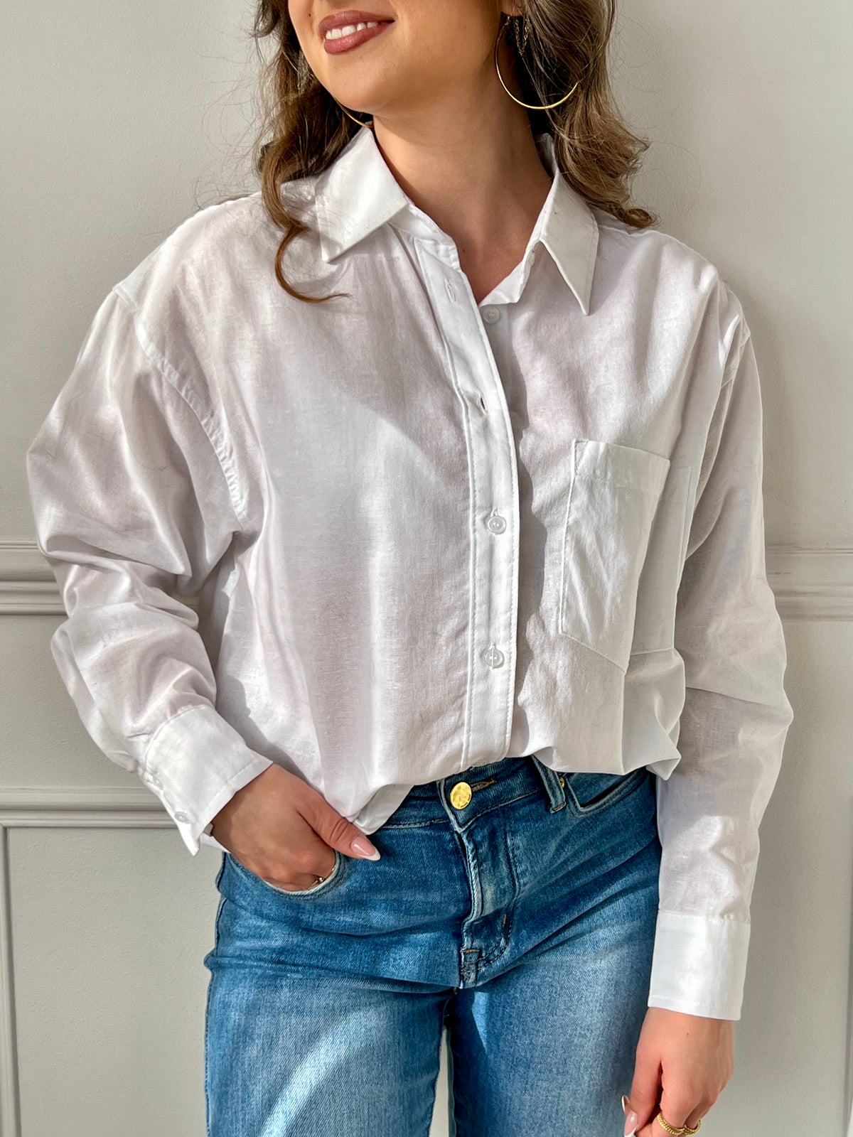 La chemise ÉNOLA est une pièce incontournable pour une tenue décontractée et élégante. Avec son coloris écrue et son col chemise, elle offre un style intemporel et polyvalent. Ses manches longues et ses boutons sur la longueur et aux manches apportent une touche de sophistication supplémentaire. Parfait pour toutes les occasions, cette chemise est un must-have pour être à la fois chic et confortable.