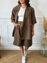 Blazer zippé oversize au caractère affirmé, structuré par des épaulettes marquées et des manches 3/4 pour une allure moderne et sophistiquée. Une pièce forte qui twiste à merveille vos looks du quotidien.