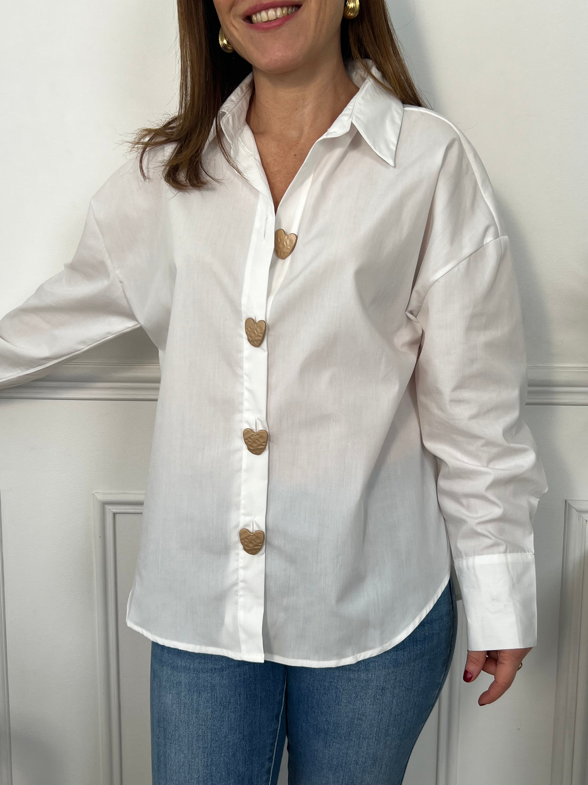 Montrez votre élégance avec la chemise écrue femme Cecilia. Ses manches longues et son col chemise vous donnent une allure professionnelle. Les boutons en forme de coeur sur le devant et aux poignets ajoutent une touche de féminité. Cette chemise est un must-have pour toute garde-robe.