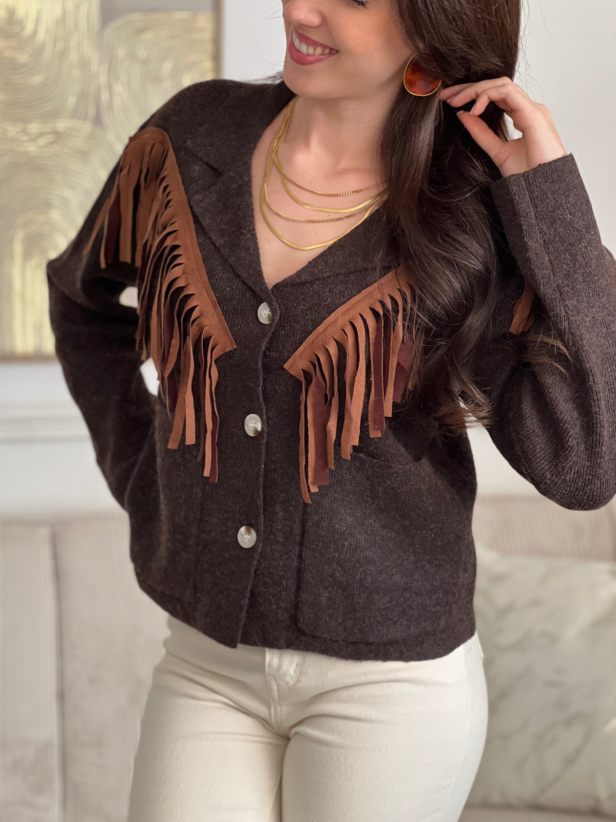 Chic et original, ce gilet marron col V se distingue par ses franges marron clair sur le devant. Une pièce pleine de caractère, à la fois douce, moderne et facile à associer au quotidien.