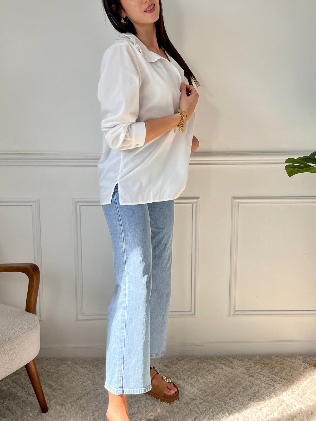 Élégante et intemporelle, cette blouse écrue séduit par son col volanté délicat. Légère et raffinée, elle apporte une touche de romantisme à toutes vos tenues.