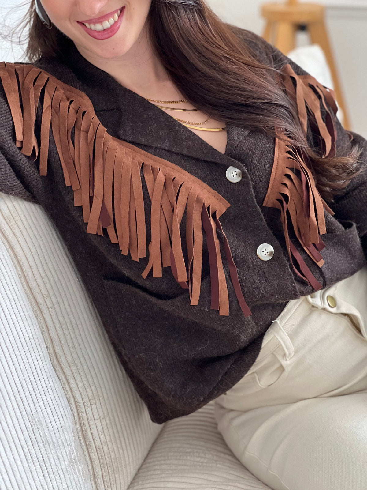 Chic et original, ce gilet marron col V se distingue par ses franges marron clair sur le devant. Une pièce pleine de caractère, à la fois douce, moderne et facile à associer au quotidien.