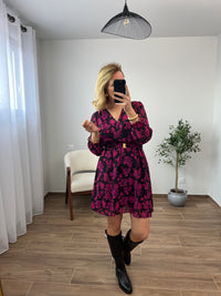 La robe pour femme avec manches longues, courte et col cache-cœur, offre une silhouette flatteuse et élégante. Les manches longues ajoutent une couverture, tandis que le col cache-cœur accentue joliment la poitrine. Cette robe courte est une option chic pour diverses occasions, alliant style et confort pour les femmes.