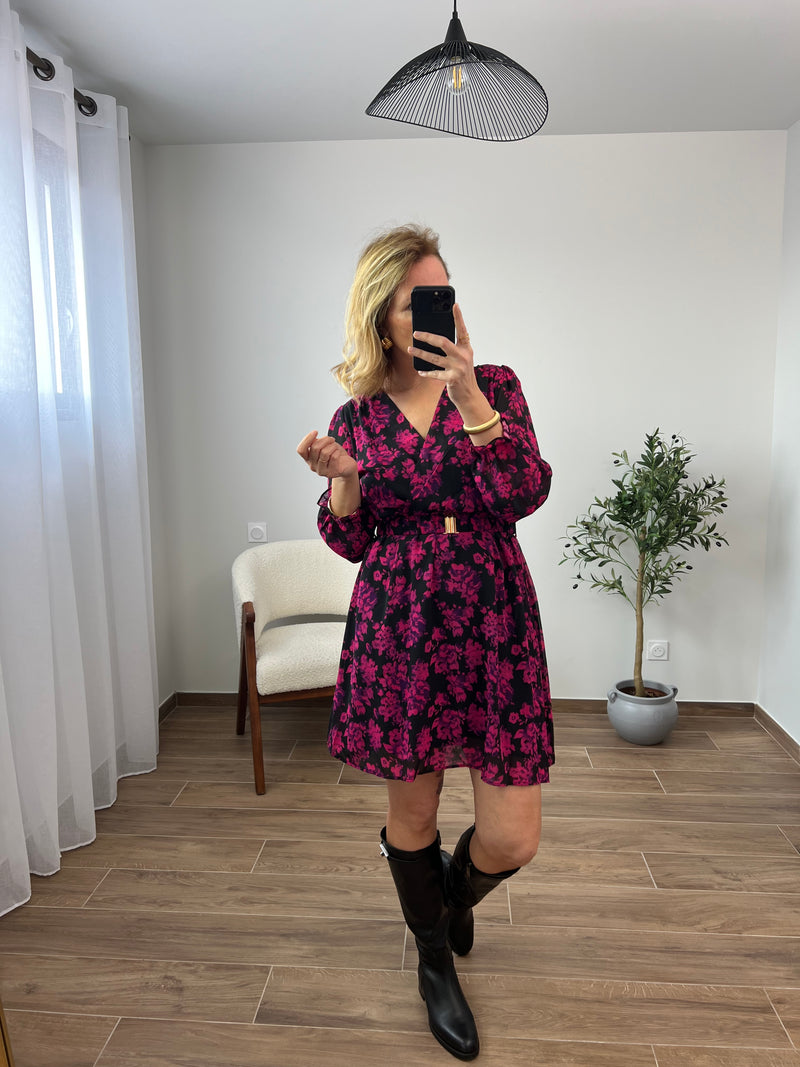 La robe pour femme avec manches longues, courte et col cache-cœur, offre une silhouette flatteuse et élégante. Les manches longues ajoutent une couverture, tandis que le col cache-cœur accentue joliment la poitrine. Cette robe courte est une option chic pour diverses occasions, alliant style et confort pour les femmes.