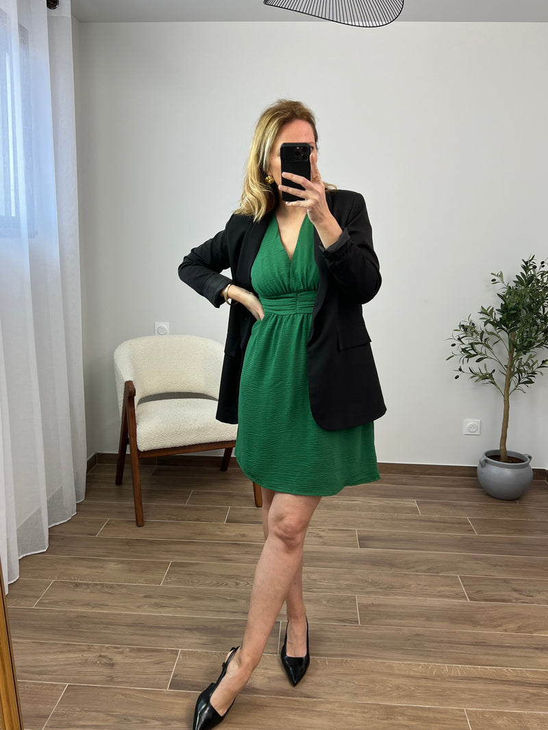 Craquez pour la couleur de la saison avec notre robe verte, dotée d'un élégant décolleté pour un style automne-hiver 2024, à la fois tendance et raffiné