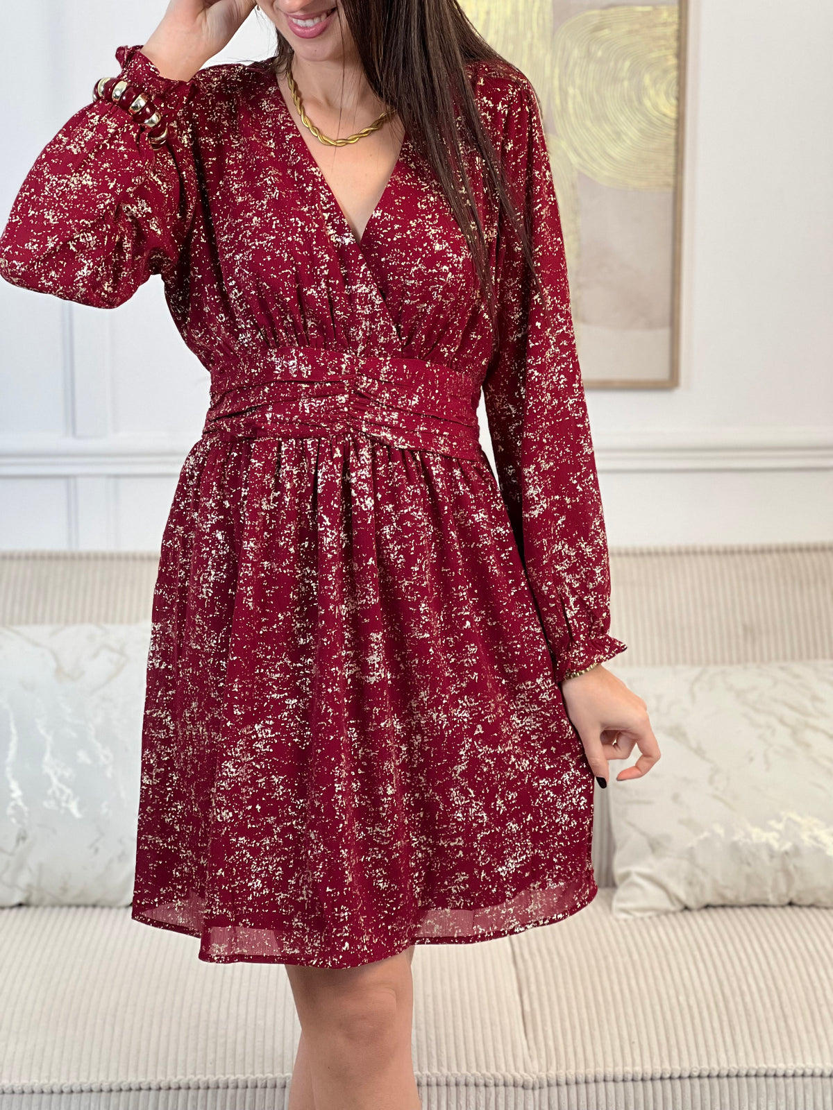 Éclatante et féminine, cette robe courte bordeaux et dorée attire tous les regards. Sa coupe élégante et ses reflets lumineux subliment la silhouette pour un look chic et festif.