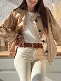 Un tee-shirt blanc intemporel, d'une simplicité élégante et polyvalente, idéal pour compléter n'importe quelle tenue avec style et décontraction. Sa couleur neutre s'harmonise parfaitement avec une variété de looks.