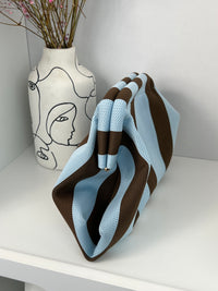 Braune und blaue Clutch: Kaly