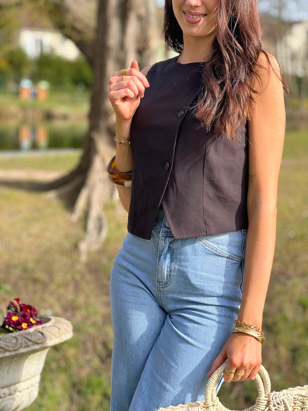 Le gilet de tailleur noir Leonie est la pièce parfaite pour compléter votre tenue formelle avec une touche de chic. Avec son design court et sans manches, ses boutons sur la longueur et son effet croisé sur le bas, il ajoute une sophistication à toute tenue. De plus, il est entièrement doublé pour un confort et une élégance optimaux. (Avec le gilet Leonie, vous serez la définition du style décontracté mais chic !)