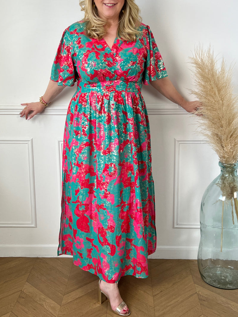 Plongez dans un tourbillon de couleurs avec cette robe vibrante, mêlant des tons de vert, de rose et de rouge. Sa palette audacieuse évoque la joie et la vitalité, tandis que sa coupe flatteuse met en valeur votre silhouette avec élégance.