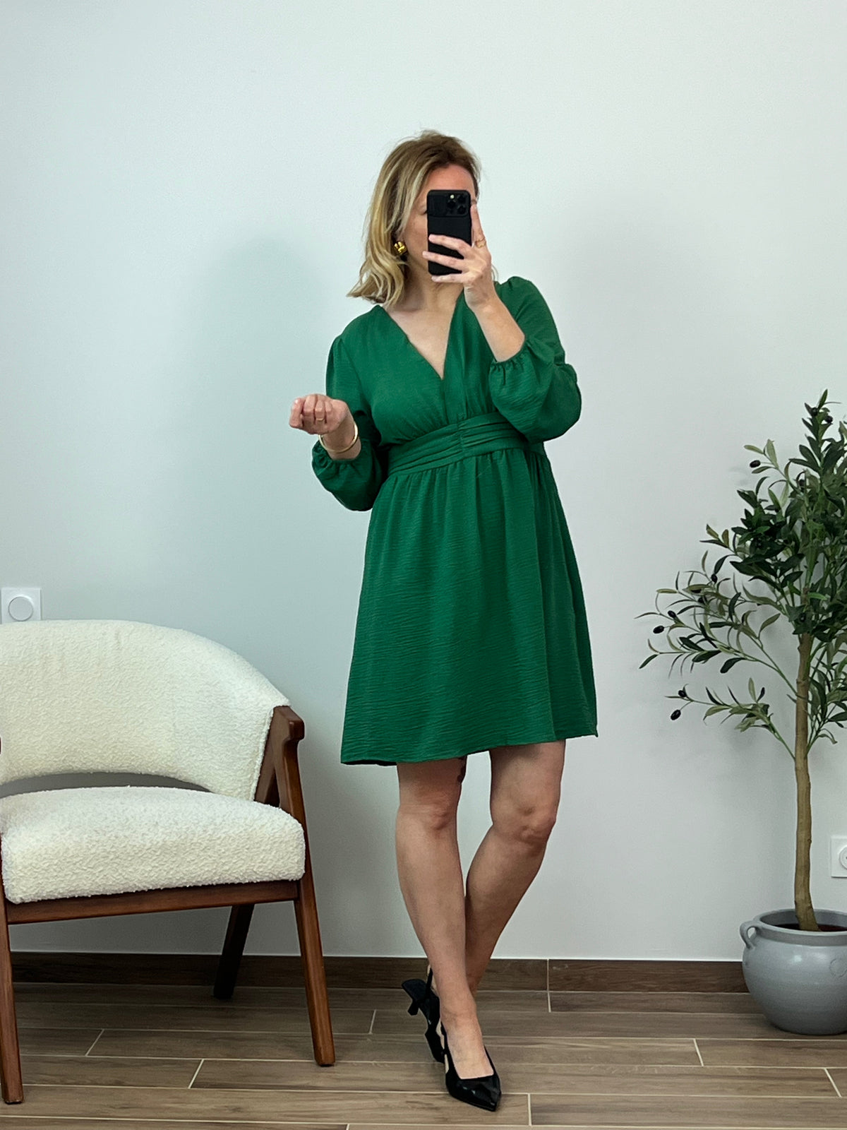 Craquez pour la couleur de la saison avec notre robe verte, dotée d'un élégant décolleté pour un style automne-hiver 2024, à la fois tendance et raffiné