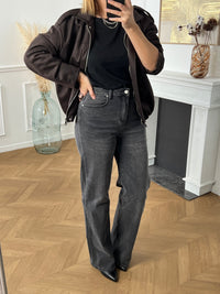Ce jean gris wide leg Tall est spécialement conçu pour les femmes grandes, offrant une coupe élégante et confortable. Il dispose de deux poches à l'avant et à l'arrière pour ranger vos essentiels, ainsi qu'une fermeture éclair avec bouton pour un ajustement facile.&nbsp;